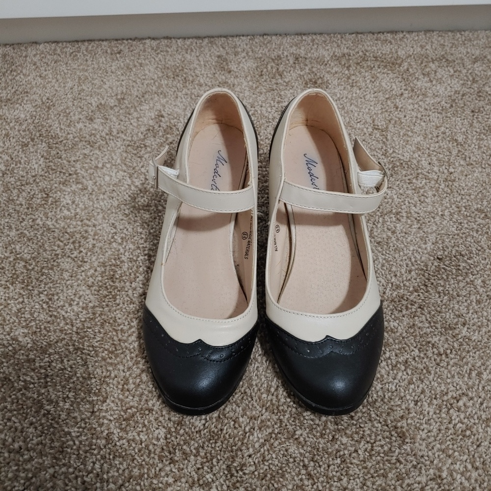 Black and cream oxford shoes with brogues.